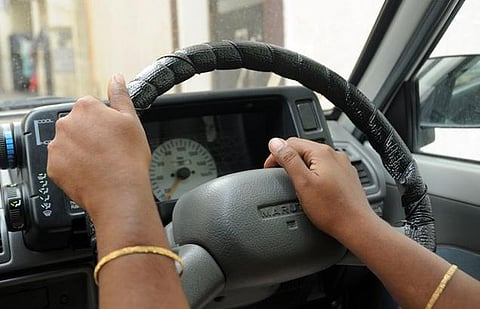 டிப்ஸ்: பெண்கள் கார் ஓட்டும்போது பின்பற்ற வேண்டிய வழிமுறைகள்