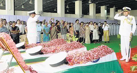 டார்னியர் விமான விபத்தில் உயிரிழந்த விமானிகளுக்கு முப்படை சார்பில் இறுதி அஞ்சலி