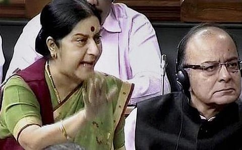 லலித் மோடி சர்ச்சையில் கடும் அமளி: ப.சி., சோனியாவை முன்வைத்து மக்களவையில் சுஷ்மா விளக்கம்