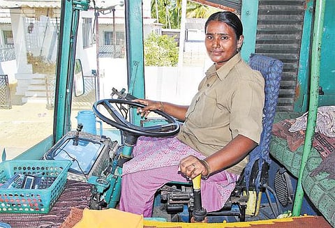 ஈரோடு பெண்ணுக்கு ‘கல்பனா சாவ்லா’ விருது: கனரக வாகனம் ஓட்டுவதற்காக கிடைத்த கவுரவம்