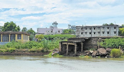 தாமிரபரணி: மணல் திருட்டால் ஆற்றில் உருவான மரணப் பள்ளங்கள்