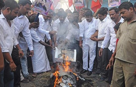 இளங்கோவனுக்கு எதிராக அதிமுகவினர் 3-வது நாளாக போராட்டம்: மேம்பாலம் மீதேறிய நெல்லை மேயர் மீட்பு