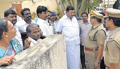 ஈரோட்டில் அதிமுகவினர் போராட்டம்﻿: ஈ.வி.கே.எஸ். இளங்கோவன் வீட்டை முற்றுகையிட முயற்சி﻿