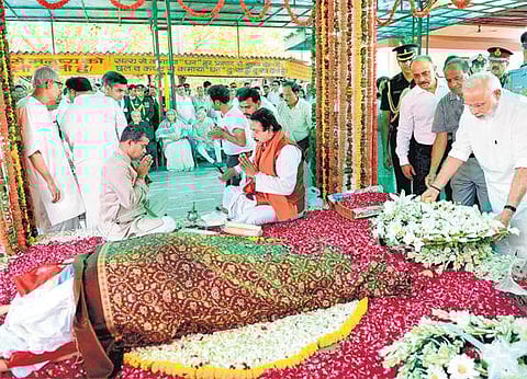 பிரணாப் முகர்ஜி மனைவி உடல் தகனம்﻿: மோடி, வங்கதேச பிரதமர் ஷேக் ஹசீனா அஞ்சலி﻿