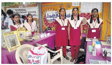 ‘தி இந்து’ இணைப்பிதழ்களின் கட்டுரைகளை காட்சிப்படுத்தியுள்ள அரசு பள்ளி மாணவிகள்﻿