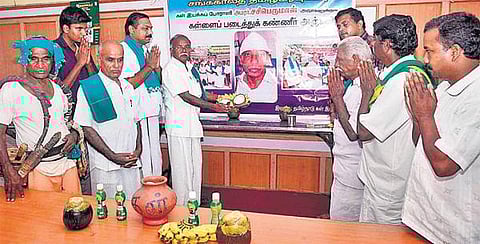 காந்தியவாதி சசிபெருமாளுக்கு சங்ககால மரபுப்படி கள் படையல்﻿: ஈரோட்டில் கள் இயக்க நிர்வாகிகள் வழிபாடு﻿