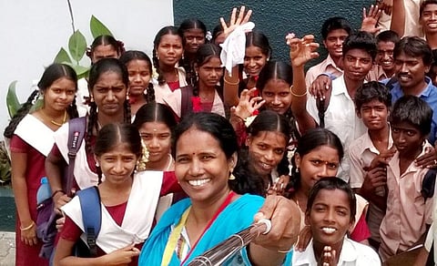 அன்பாசிரியர் 1 - சித்ரா: அஞ்சல் அட்டை முதல் யூடியூப் வரை அசத்தும் ஆசிரியை!