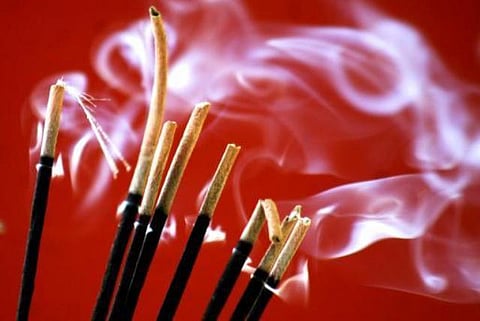 சிகரெட்களுக்கு இணையாக கேடு விளைவிக்கும் ஊதுபத்திகள்: ஆய்வில் தகவல்
