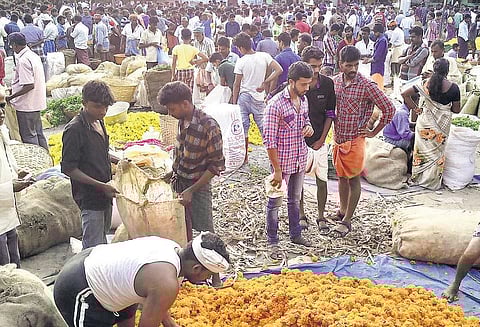 ஓணம் பண்டிகைக்காக﻿ தோவாளையில் இருந்து கேரளத்துக்கு 3 லட்சம் கிலோ மலர்கள் சப்ளை﻿ - ஒரே நாளில் 70 டன் பூக்கள் விற்பனை﻿