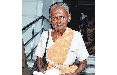 முதியோர் உதவித்தொகை நிறுத்தம்﻿: முதல்வரை பார்க்க அனுமதிக்க கோரி கதறி அழுத மூதாட்டி﻿ - தலைமைச் செயலகத்தில் பரபரப்பு﻿