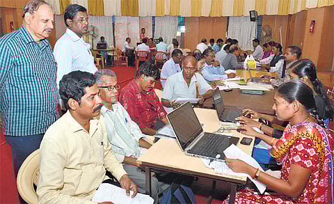 அவகாசம் முடிந்தது﻿: சிறப்பு கவுன்ட்டர்களில் 12,000 பேர் வருமானவரி கணக்கு தாக்கல்﻿