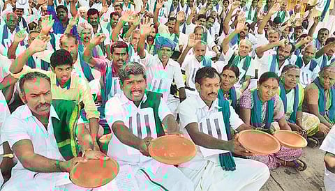 தமிழக ஏரி, குளங்களில்﻿ வேலிகருவை முள்ளை அகற்ற கோரி விவசாயிகள் சங்கம் ஆர்ப்பாட்டம்﻿