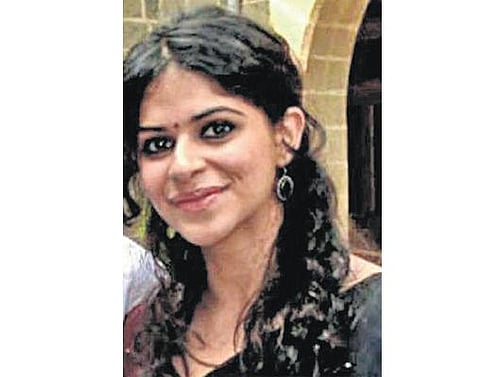 13-வது மாடியில் இருந்து விழுந்து இளம்பெண் பலி﻿: கொலையா என பெங்களூரு போலீஸார் விசாரணை﻿﻿