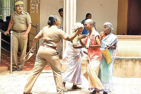 வேலூர் மக்கள் குறைதீர்வுக் கூட்டத்தில்﻿ மனு கொடுக்க வந்தவரை அறைந்த பெண் காவல் ஆய்வாளர்﻿