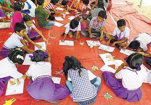 மண்ணில் புரண்டெழுந்த குழந்தைகள்