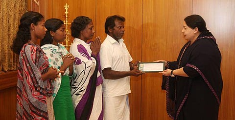 கடற்கொள்ளையர் சுட்டதில் இறந்த குமரி மீனவர் குடும்பத்துக்கு ரூ.5 லட்சம் நிதி: முதல்வர் ஜெயலலிதா வழங்கினார்