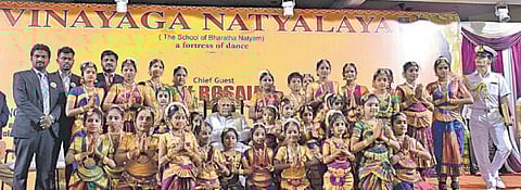 1650 பாடல்களுக்கு 250 மாணவர்கள் 150 மணி நேரம் தொடர்ந்து நடனமாடி சாதனை﻿: ஆளுநர் ரோசய்யா பாராட்டு﻿