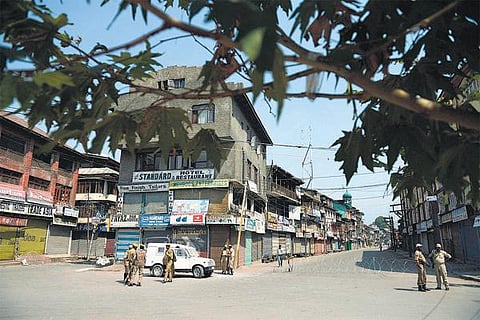 கடையடைப்பால் காஷ்மீரில் இயல்பு வாழ்க்கை பாதிப்பு﻿