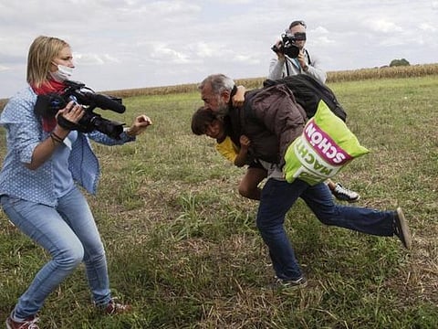 அகதியை கீழே தள்ளிய பெண் வீடியோகிராபர் நீக்கம்