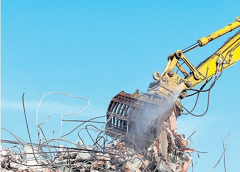 கட்டிடக் கழிவுகளால் கட்டிடம்﻿