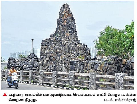 புதுச்சேரி தலைமைச்செயலகம் எதிரே காட்சி பொருளான செயற்கை நீரூற்று﻿