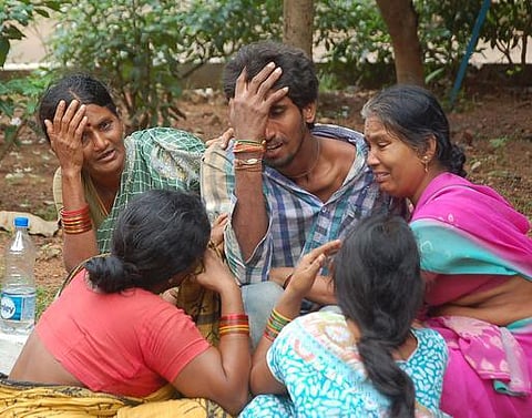 ஆந்திராவில் லாரி கவிழ்ந்து விபத்து﻿﻿: 16 கூலி தொழிலாளர்கள் பரிதாப பலி﻿ - படுகாயமடைந்த 19 பேர் மருத்துவமனைகளில் அனுமதி﻿﻿