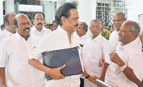 முதலீட்டாளர்கள் மாநாடு குறித்து பேச அனுமதிக்காததால் பேரவையிலிருந்து எதிர்க்கட்சிகள் வெளிநடப்பு﻿﻿: அரசு வெள்ளை அறிக்கை வெளியிட வலியுறுத்தல்﻿﻿