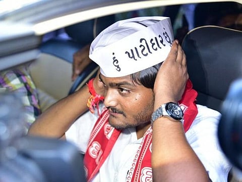 தீவிரமடையும் படேல்கள் போராட்டம்: வங்கிகளிலிருந்து பணம் எடுப்பு