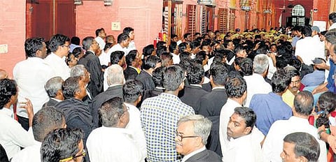 ஹெல்மெட் விவகாரம் தொடர்பான நீதிமன்ற அவமதிப்பு வழக்கு: ஏ.கே.ராமசாமியிடம் உயர் நீதிமன்றம் 7 கேள்விகள் - நீதிபதிகளுக்கு எதிராக வழக்கறிஞர்கள் கோஷம்