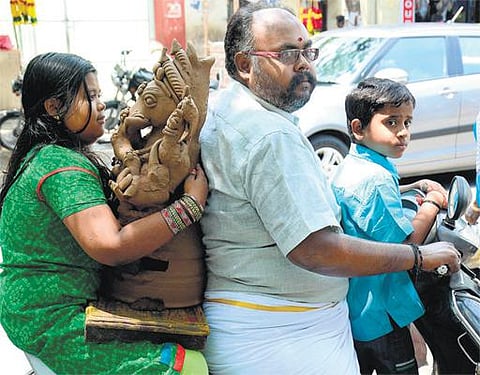 சென்னையில் விநாயகர் சதுர்த்தி﻿ கோலாகலம்: 3 ஆயிரத்துக்கும் அதிகமான சிலைகள் பிரதிஷ்டை﻿ - கோயில்களில் சிறப்பு வழிபாடு﻿