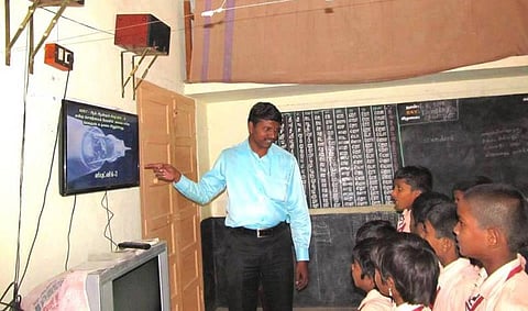 அன்பாசிரியர் 4 - குருமூர்த்தி: யூடியூபில் களத்தூர் அரசு பள்ளியும் காணொலி வித்தகரும்!