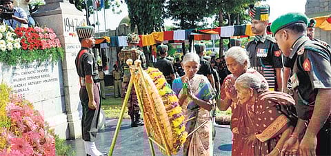 இந்தியா-பாகிஸ்தான் போர் வெற்றி விழா﻿: போர் நினைவிடத்தில் ராணுவத்தினர் அஞ்சலி﻿
