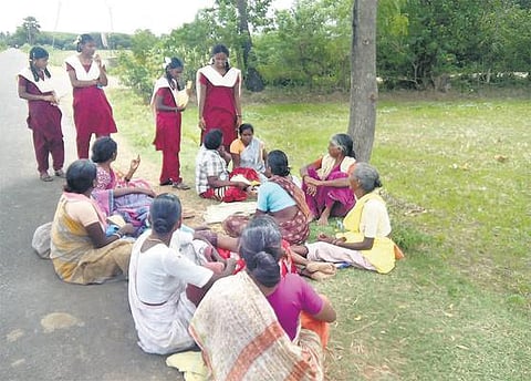 திருக்கழுக்குன்றம் அரசு பள்ளி மாணவிகள்﻿ பிளாஸ்டிக் ஒழிப்பு விழிப்புணர்வு பிரச்சாரம்﻿ - விடுமுறை நாட்களில் கிராமம்தோறும் நடத்துகின்றனர்