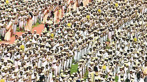 பெங்களூருவில் 4,605 மாணவர்கள்: காந்தி வேடமணிந்து கின்னஸ் சாதனை