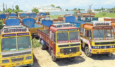 2-வது நாளாக லாரிகள் வேலை நிறுத்தம்: ரூ.30 ஆயிரம் கோடி சரக்குகள் தேக்கம் - அத்தியாவசிய பொருட்கள் விலை உயரும் அபாயம்﻿