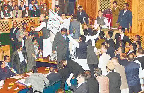 மாட்டிறைச்சி விவகாரம்: காஷ்மீர் சட்டப்பேரவையில் அமளி