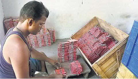 நெருங்கி வரும் தீபாவளிப் பண்டிகை﻿: சிவகாசியில் இறுதிகட்ட பட்டாசு தயாரிப்பு தீவிரம்﻿ - 500-க்கும் மேற்பட்ட கடைகள் திறப்பு﻿