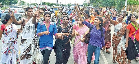 குடிசை மாற்று வாரிய வீடுகளை ஒதுக்கீடு செய்ய வலியுறுத்தி﻿ திருநங்கைகள் போராட்டம்: போலீஸாருடன் தள்ளுமுள்ளு﻿