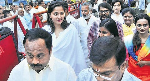 ருத்ரமாதேவி வெற்றிபெற திருப்பதியில் அனுஷ்கா தரிசனம்﻿