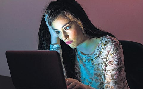 பார்வையைப் பறிக்கும் செயற்கைத் திரைகள்?﻿