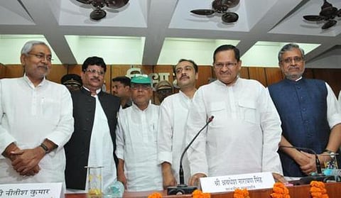 லஞ்சம் பெற்றதாக கசிந்த வீடியோ: தேர்தல் தருணத்தில் பிஹார் அமைச்சர் ராஜினாமா - நிதிஷ் லாலு கூட்டணிக்கு பின்னடைவு