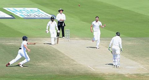 அபுதாபி டெஸ்ட் போட்டியில் திடீர் திருப்பம்: இங்கிலாந்து வெற்றியைப் பறித்த வெளிச்சமின்மை