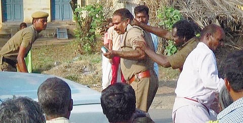 செங்கம் அருகே தீக்குளிக்க முயன்ற பெண்களை தடுத்த டி.எஸ்.பியை தாக்கிய 19 பேர் கைது