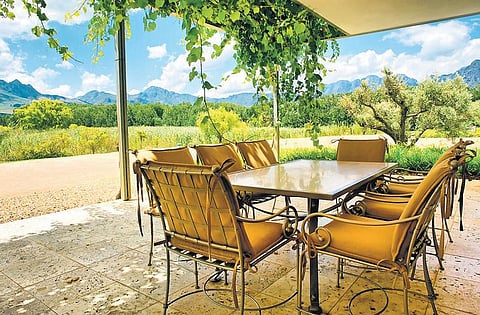 வீட்டுக்கு வண்ணங்கள் சேர்க்கும் கொடிகள்﻿