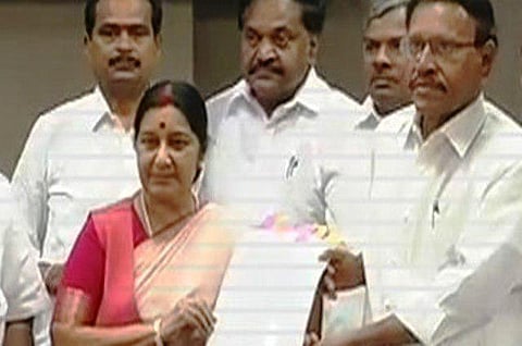 மீனவர்கள் பிரச்சினைக்கு நிரந்தர தீர்வு காண கோரி மனு﻿﻿: மத்திய அமைச்சர் சுஷ்மாவுடன் அதிமுக எம்.பி.க்கள் குழு சந்திப்பு﻿