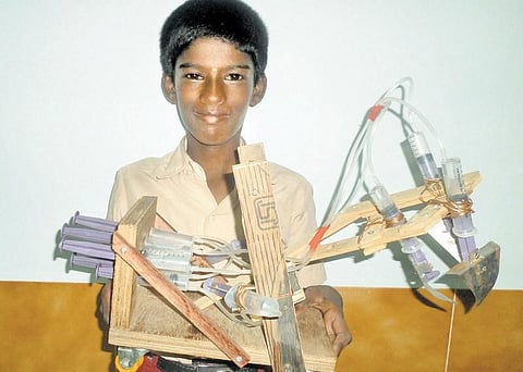 சுட்டிப் பையனின் குட்டி பொக்லைன்!