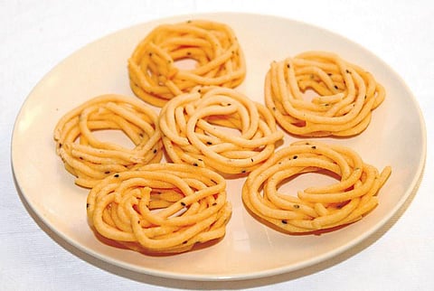 உருளை தேன்குழல்