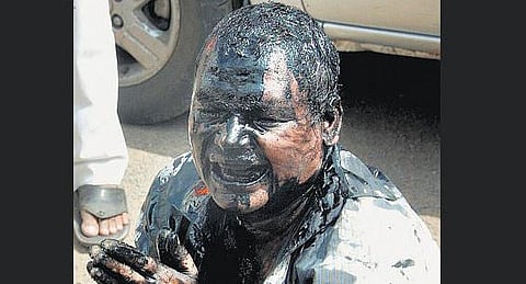 சட்டவிரோத கட்டுமானம் குறித்து அம்பலப்படுத்திய﻿ ஆர்டிஐ ஆர்வலரை தாக்கிய சிவசேனா தொண்டர்கள் நீக்கம்﻿: கட்சி மேலிடம் அதிரடி நடவடிக்கை﻿