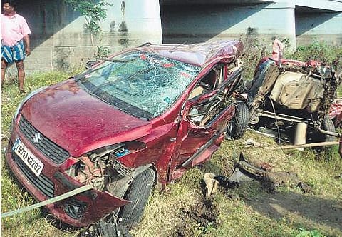 விபத்தில் சென்னை மாணவர்கள் 4 பேர் பலி﻿: மேலும் 2 பேர் படுகாயம்﻿- பாலத்தை உடைத்து ஆற்றுக்குள் கார் பாய்ந்தது﻿