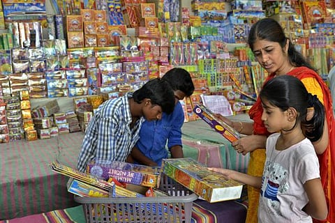 தீவுத் திடலில் சூடு பிடிக்கும் பட்டாசு விற்பனை﻿: ரூ.26 கோடிக்கு விற்பனை இலக்கு﻿